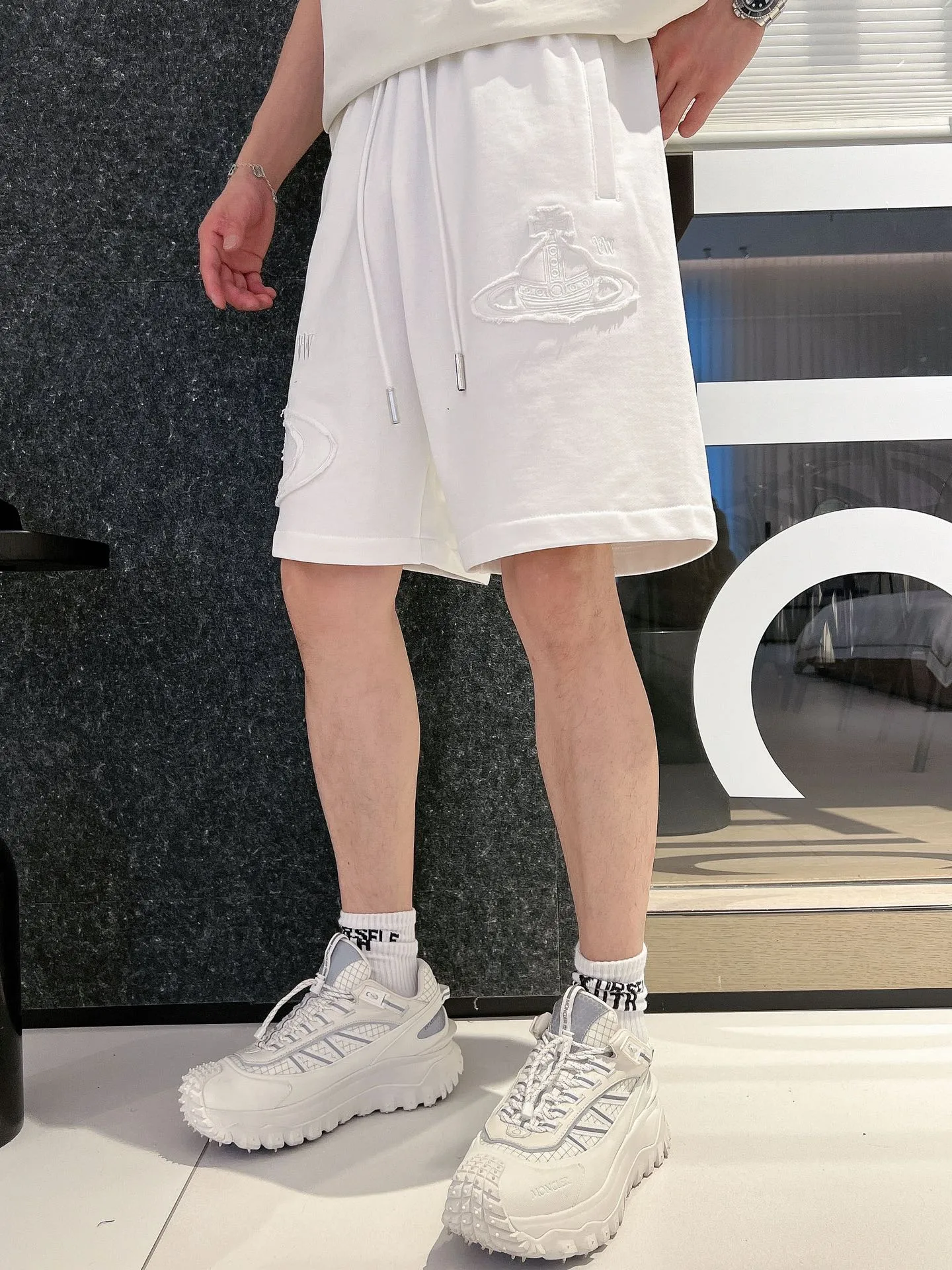 The Queen Mother's three-standard complete 2026 summer New Arrival men's casual shorts, advanced custom-made fabric Breathable fabric, Breathable elasticity and comfort, impeccable details, top-grade accessories, original logo design concept, delicate and soft feel! The upper body fit is awesome! Size: M-XXXL Please state your height and weight when ordering